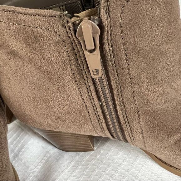 City Classified Vegan Faux Suede Mushroom Tan Ankle Boot Western Bootie Size 7 - Picture 8 of 11